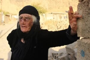 دایکێکی قوربانیی پاش کیمیابارانی زەردە – داڵاهۆ. لە بەڵگەفیلمی «تەنگەنەفەسیی: هه‌نار»ـەوە وەرگیراوە.